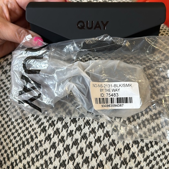 New Quay By The Way Black Frame Smoke Lens Sunglasses With Case - Picture 9 of 11